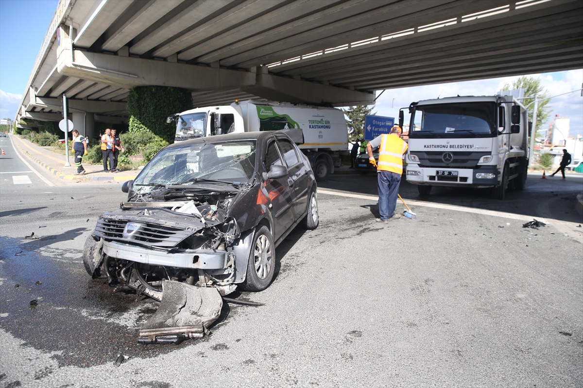 ⁠Kastamonu'da minibüs ile otomobil çarpıştı, 4 kişi yaralandı