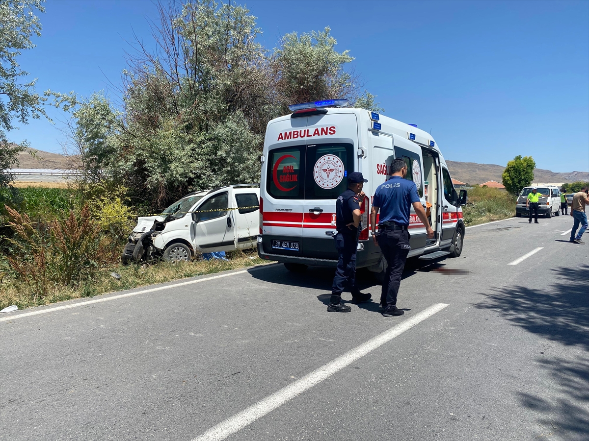 Kayseri'de iki hafif ticari aracın karıştığı kazada 1 kişi öldü, 8 kişi yaralandı