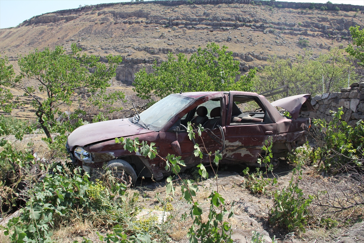 Kayseri'de müstakil evin bahçesine düşen otomobilin sürücüsü yaralandı