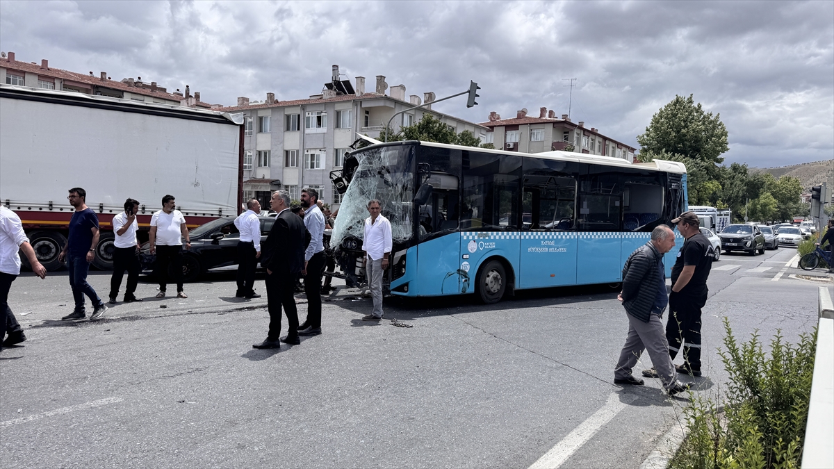Kayseri'de tır, halk otobüsü ve SUV tipi aracın çarpıştığı kazada 8 kişi yaralandı