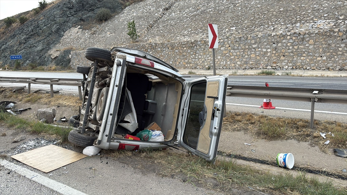 Kırıkkale'de devrilen hafif ticari araçtaki 1 kişi öldü, 1 kişi yaralandı