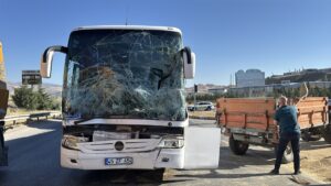 KIRIKKALE (AA) – Kırıkkale'de yolcu otobüsü ile traktörün çarpışması sonucu