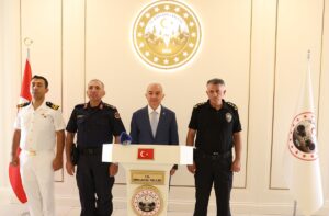 - "Ormanlara atılan cam şişe, sigara izmariti gibi atıklar ile