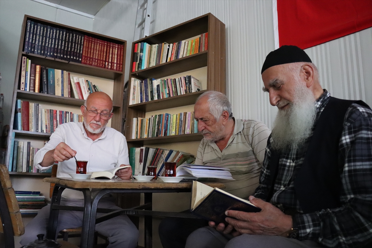 Kitapla buluşturulan cami altındaki çay ocağı adeta kültür merkezine dönüştü