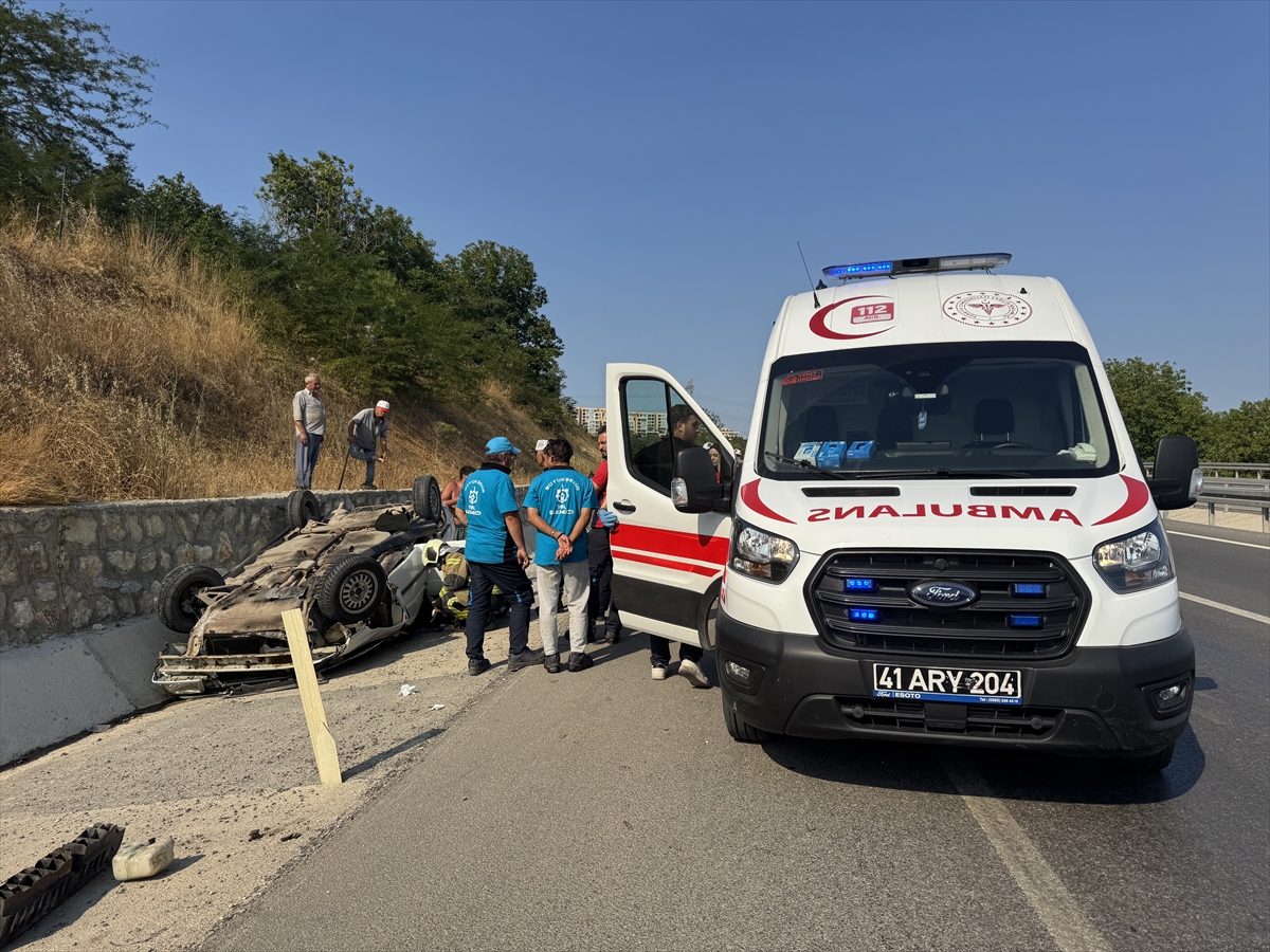 Kocaeli'de devrilen otomobildeki 4 kişi yaralandı