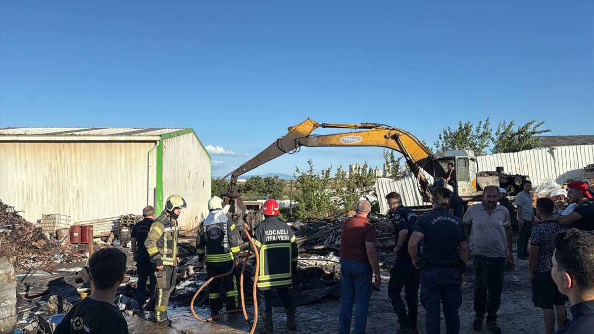 Kocaeli'de geri dönüşüm tesisinde çıkan yangın söndürüldü