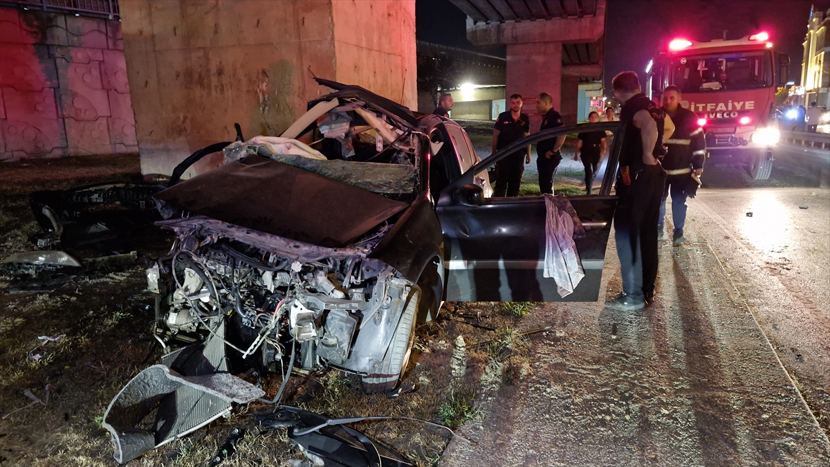 Kocaeli'de köprü ayağına çarpan otomobildeki 2 kişi ağır yaralandı