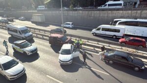 KOCAELİ (AA) – Kocaeli’nin Gebze ilçesinde 4 aracın karıştığı zincirleme