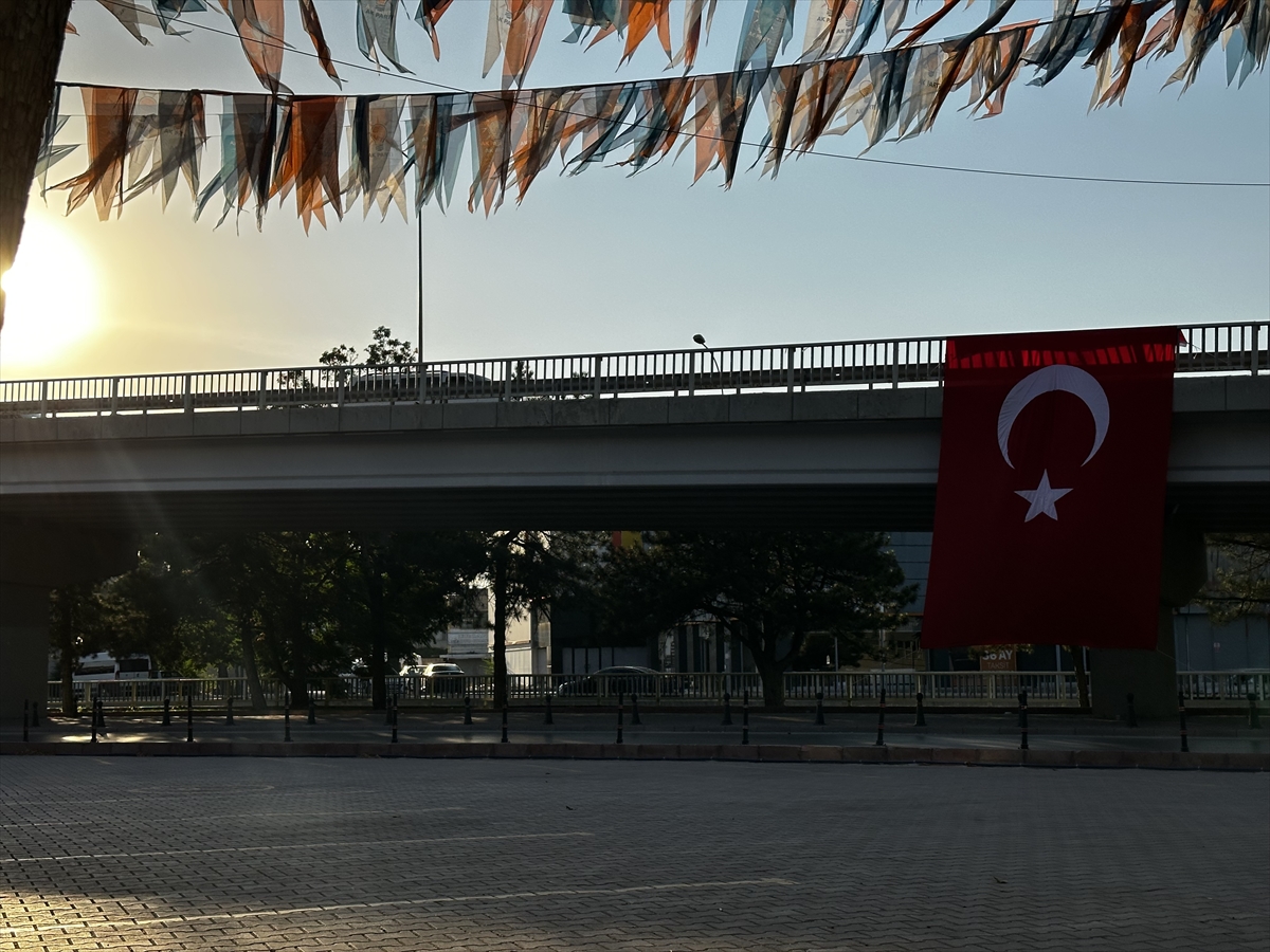Konya'da kamu binalarına “Terörsüz Türkiye”ye destek için Türk bayrakları asıldı