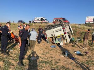 KONYA (AA) – Konya'nın Yunak ilçesinde tarım işçilerini taşıyan minibüsün