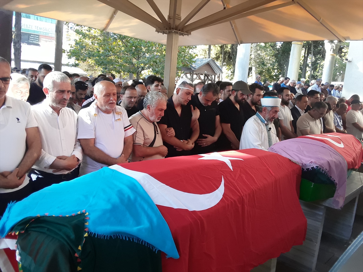 Konya'daki trafik kazasında ölen biri bebek 3 kişi Kocaeli'de defnedildi