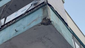 İSTANBUL (AA) – Küçükçekmece'de 2 katlı binanın çatısında kısmi çökme