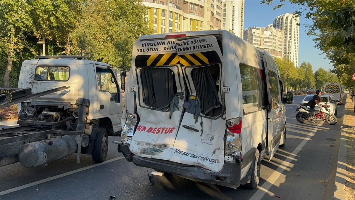 Küçükçekmece'de trafik kazasında 4 kişi yaralandı