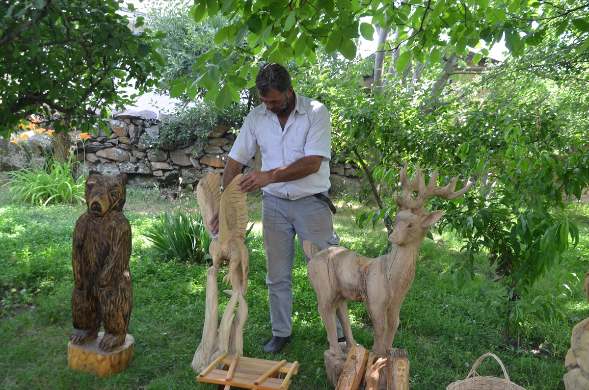 Kuruyan ağaçları sanat eserine dönüştürüyor