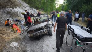 KÜTAHYA (AA) – Kütahya'da iki otomobilin çarpıştığı kazada 5 kişi