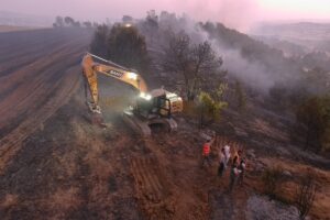 KÜTAHYA (AA) – Kütahya'nın Dumlupınar ilçesinde çıkan orman yangını, havadan