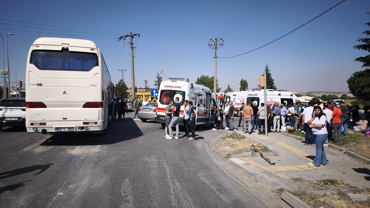 Kütahya'da servis otobüsünün tankerle çarpıştığı kazada 35 kişi yaralandı