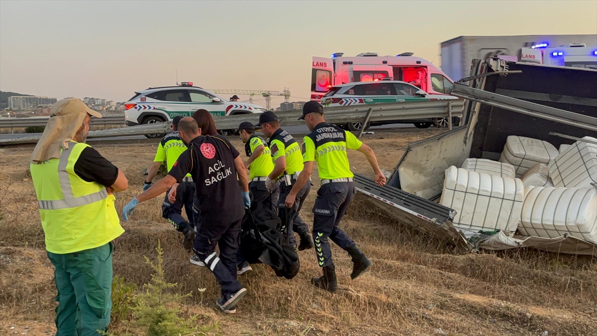 GÜNCELLEME – Kuzey Marmara Otoyolu'nda şarampole devrilen tırdaki 2 kişi hayatını kaybetti
