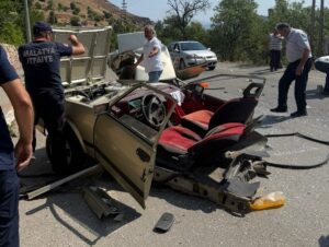 MALATYA (AA) – Malatya'nın Arapgir ilçesinde elektrik direğine çarpan otomobilin