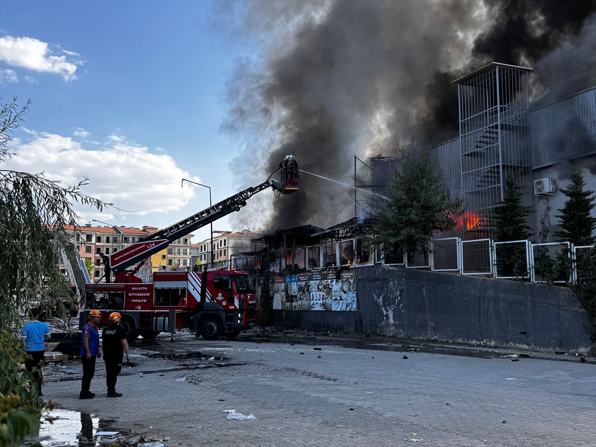 Malatya'da hırdavat mağazasında çıkan yangına müdahale ediliyor