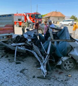MALATYA (AA) – Malatya'nın Yeşilyurt ilçesinde iki otomobilin çarpışması sonucu
