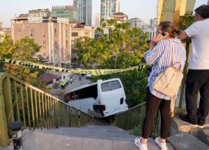 İSTANBUL (AA) – Maltepe'de kontrolden çıkan servis otobüsünün köprülü kavşaktan