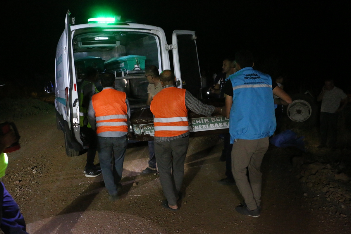 Manisa'da hafriyat kamyonunun arkadan çarptığı traktörün sürücüsü öldü