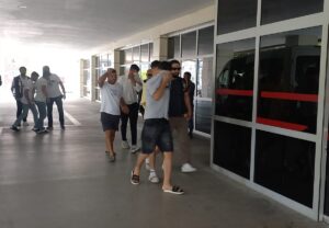 MANİSA (AA) – Manisa'da kendilerini savcı ve polis olarak tanıtıp