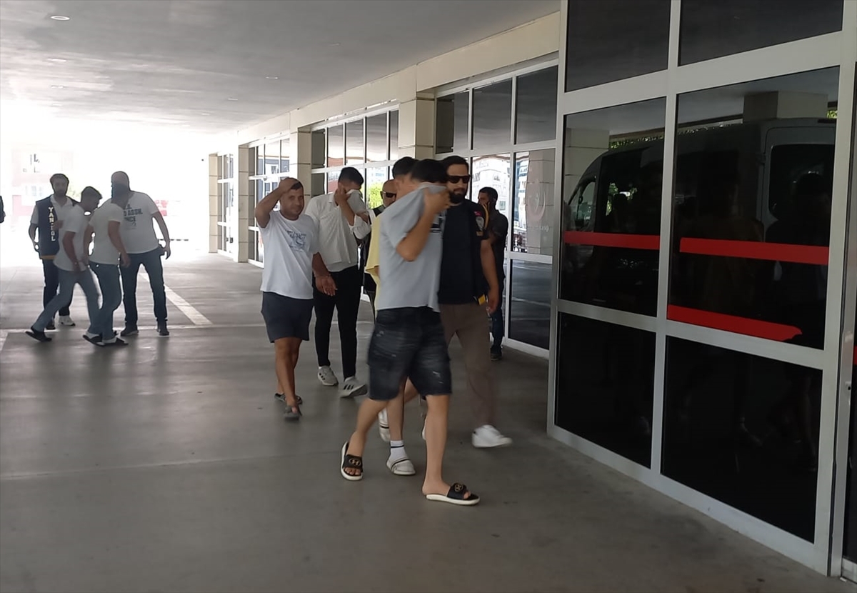 Manisa'da kendilerini savcı ve polis olarak tanıtarak dolandırıcılık yapan 5 kişi tutuklandı