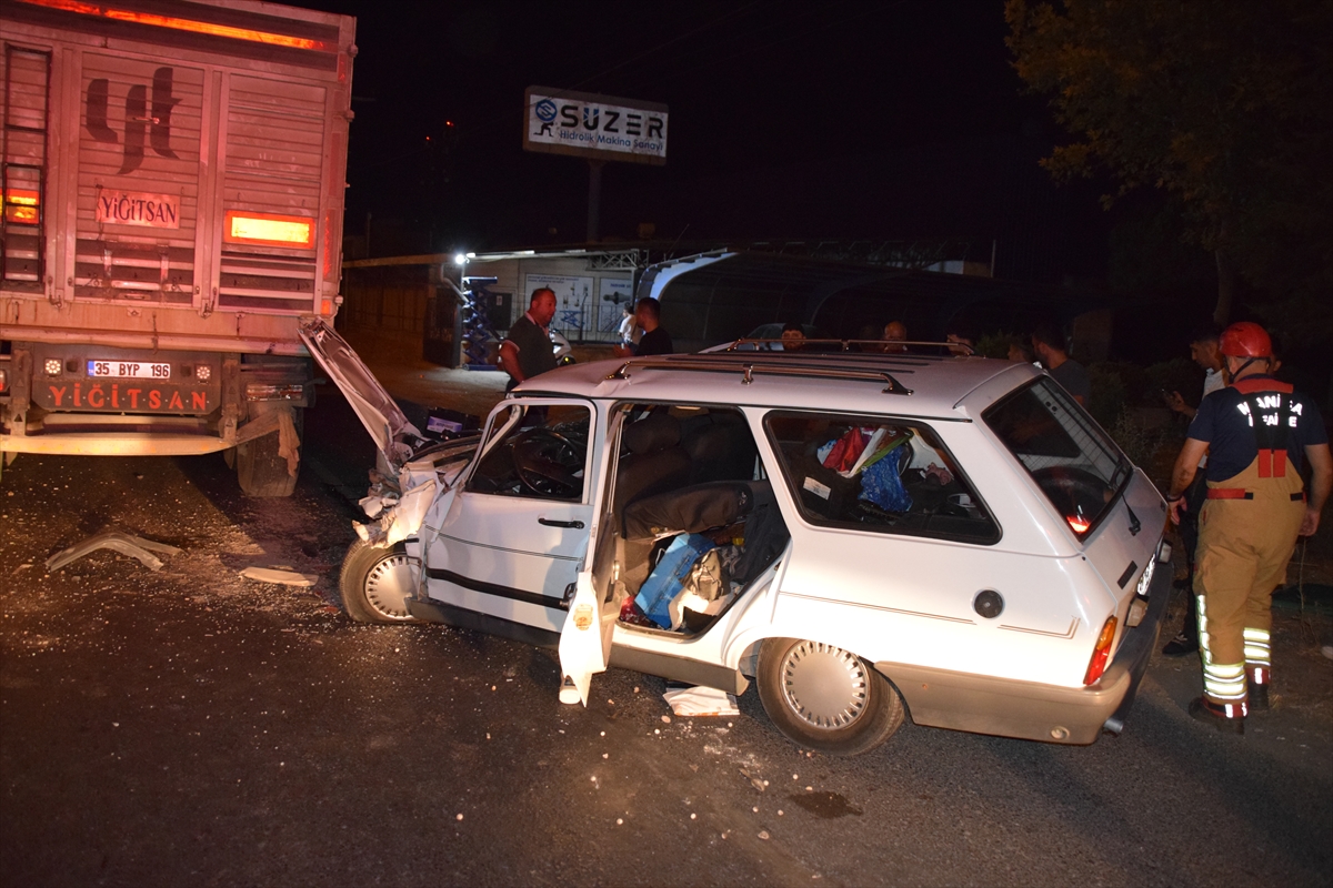 Manisa'da tıra arkadan çarpan otomobildeki 2 kişi yaralandı
