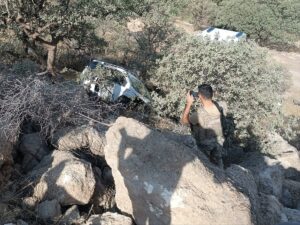 MARDİN (AA) – Mardin'in Nusaybin ilçesinde hafif ticari aracın devrilmesi