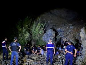 - Göçmen kaçakçılığı iddiasıyla 3 şüpheli gözaltına alındı