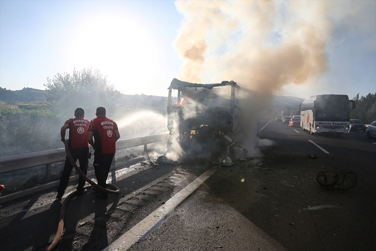 Mersin'de alev alan süt tankerinden çalılık alana sıçrayan yangın söndürüldü