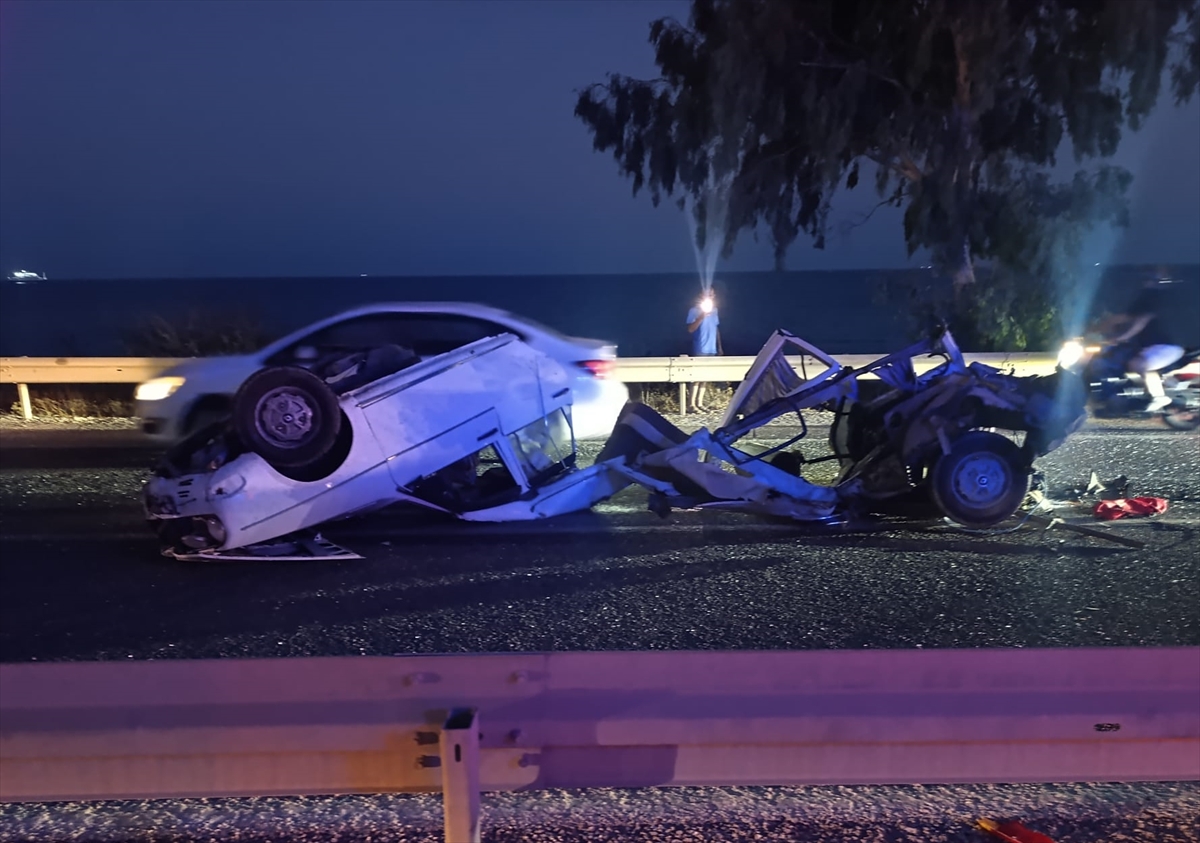 Mersin'de bariyere çarpan otomobilin sürücüsü hayatını kaybetti