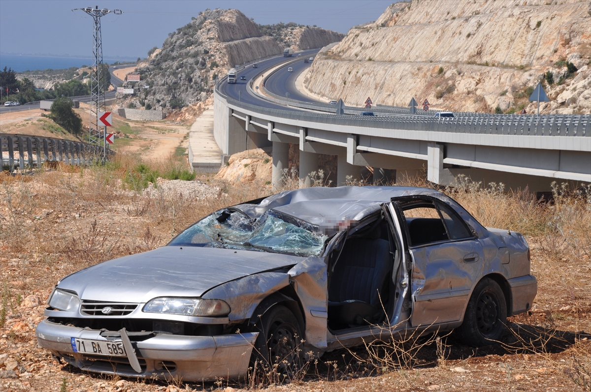 Mersin'de devrilen otomobildeki 1 kişi öldü, 1 kişi ağır yaralandı