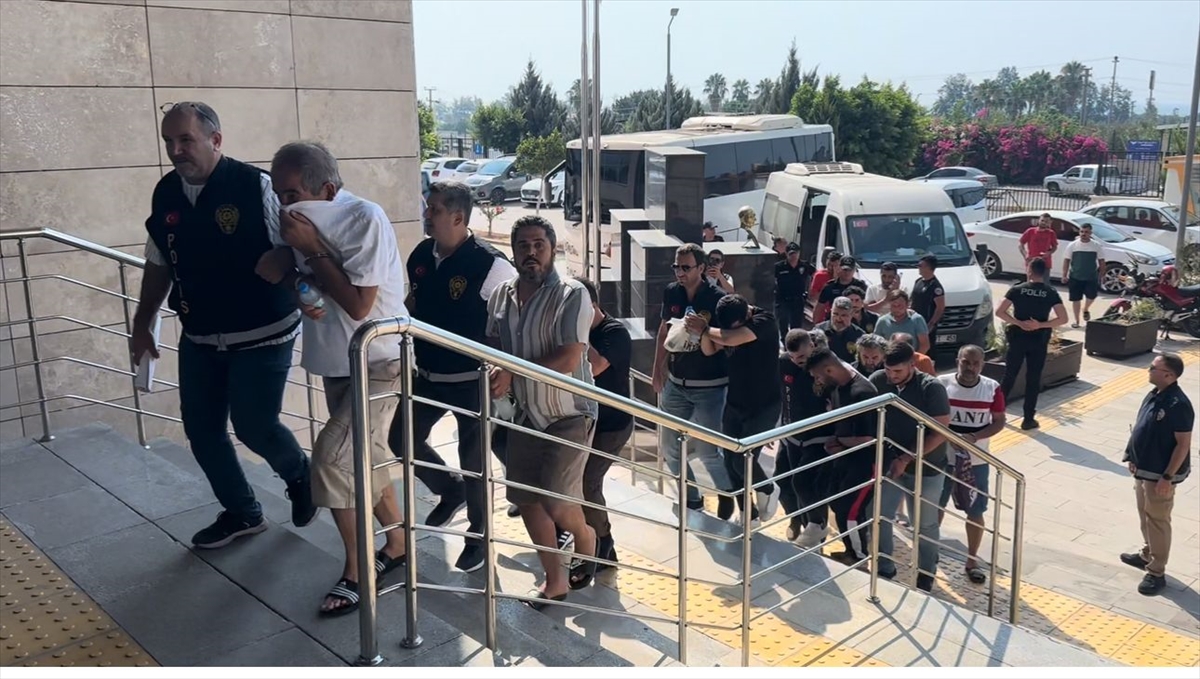 Mersin'de fuhuş operasyonunda yakalanan 19 zanlı tutuklandı