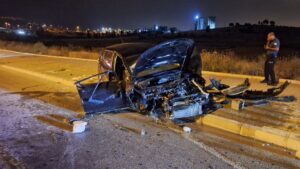 MERSİN (AA) – Mersin'in merkez Yenişehir ilçesinde otomobilin refüje çarpması