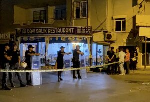 MERSİN (AA) – Mersin'in Akdeniz ilçesinde, bir restoranda müşteriler ve