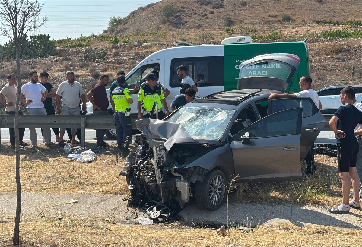 Mersin'de tıra çarpan otomobildeki 1 kişi öldü, 3 kişi ağır yaralandı