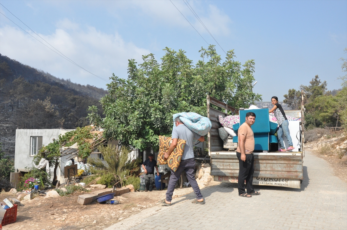 Mersin'in Silifke ilçesindeki orman yangınına müdahale sürüyor