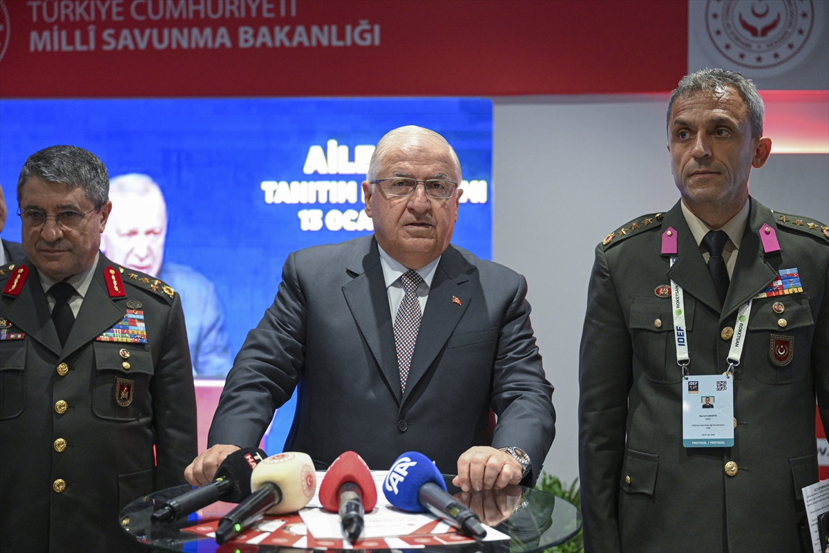 Milli Savunma Bakanı Güler'den IDEF 2025'te “Aile Yılı Standı”na ziyaret: