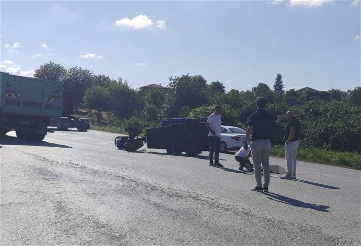 Düzce'de kamyonla çarpışan tarım aracının sürücüsü öldü