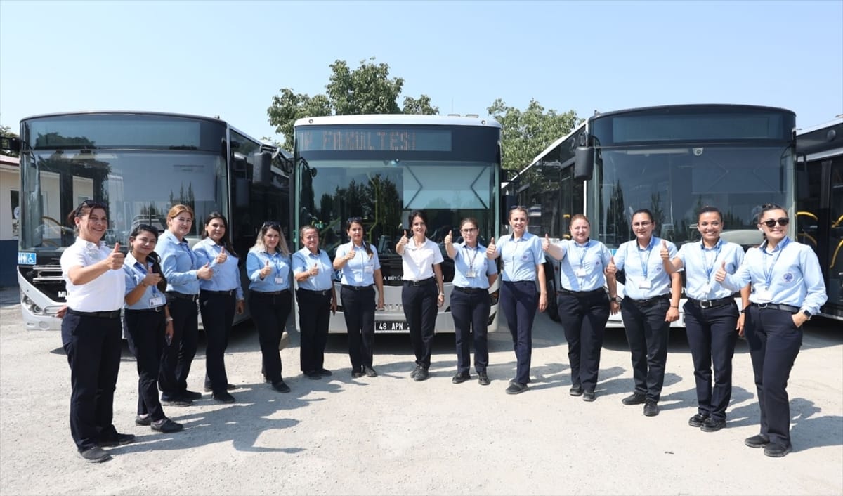 Muğla'da kadın otobüs şoförleri, güler yüzle yolcularını duraklarına ulaştırıyor