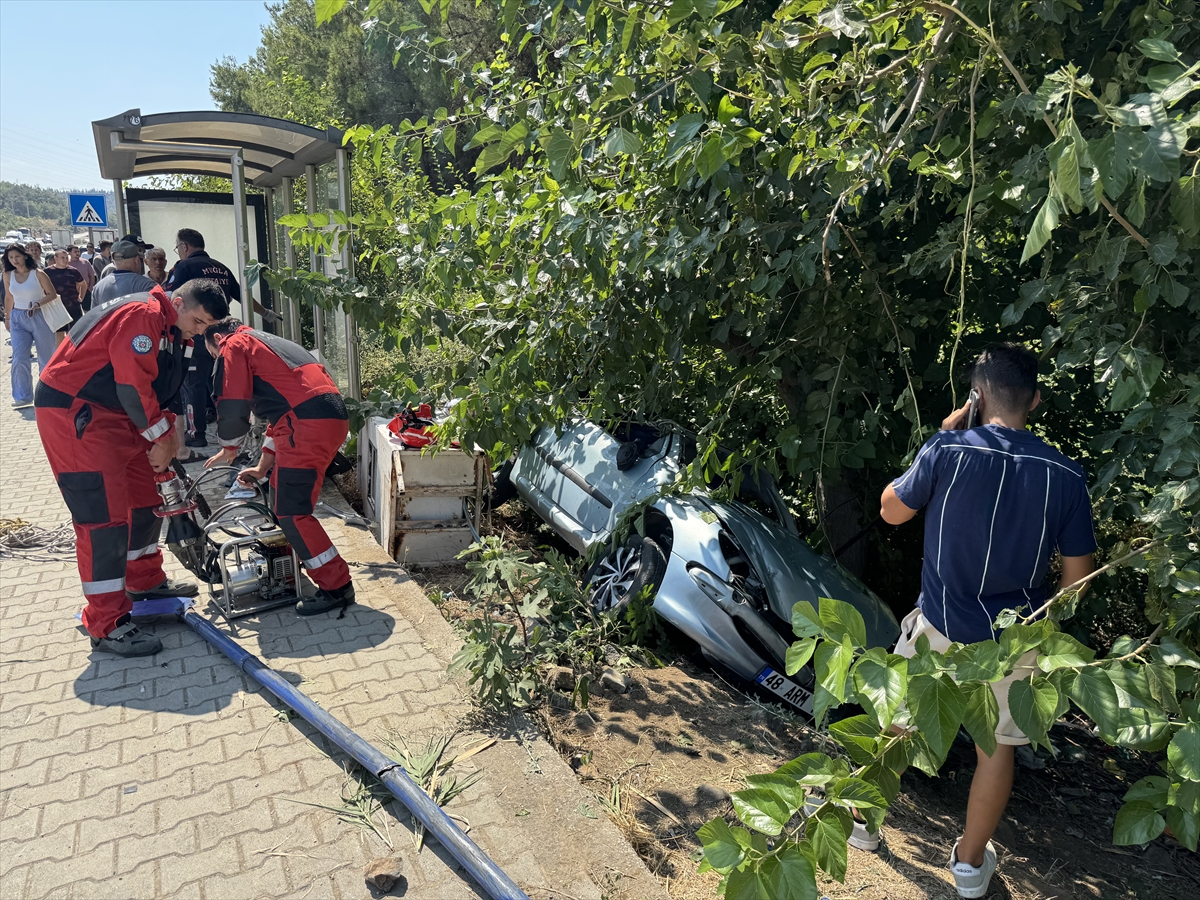 Muğla'da şarampole devrilen otomobildeki 2 kişi öldü, 1 kişi yaralandı