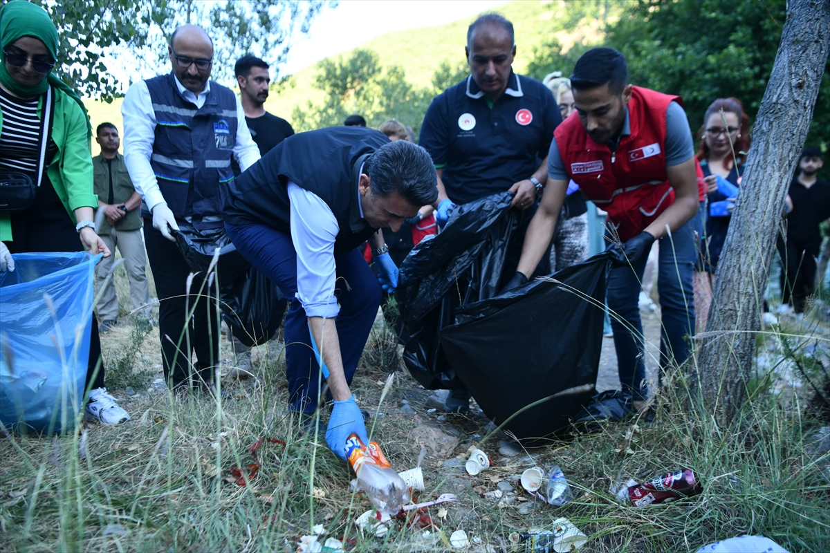 Munzur Vadisi Milli Parkı'nda çevre temizliği yapıldı