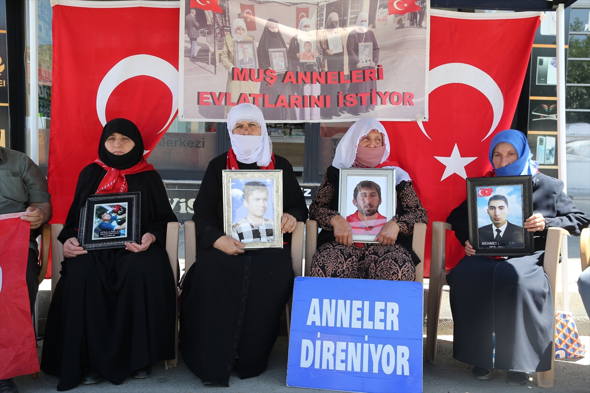 Muş'ta evlatlarına kavuşmak isteyen aileler, DEM Parti önündeki eylemlerini sürdürdü