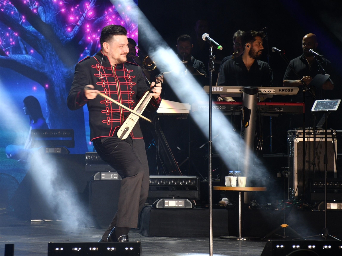 Müzisyen Ekin Uzunlar, Harbiye'de konser verdi