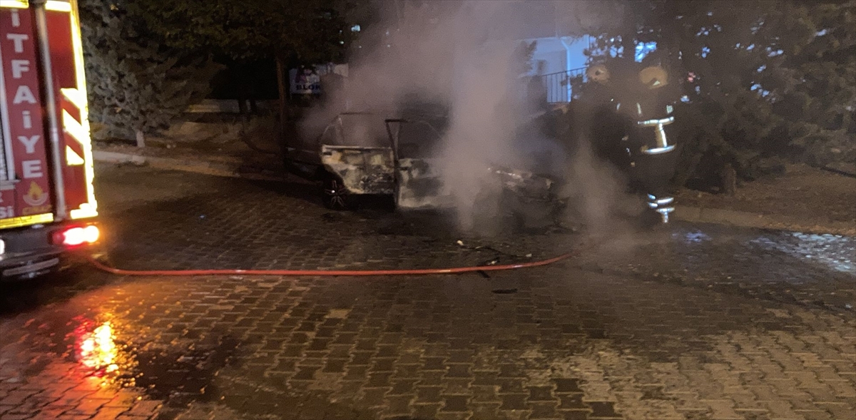 Nevşehir'de park halindeki araç yandı