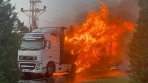 NEVŞEHİR (AA) – Nevşehir'de, seyir halindeyken alev alan tırın dorsesi