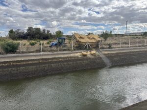 NEVŞEHİR (AA) – Nevşehir'in Gülşehir ilçesinde saman yüklü römorkun yan